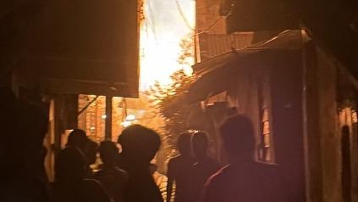 Kebakaran Melanda Rumah di Palmerah, 90 Personel Damkar Dikerahkan