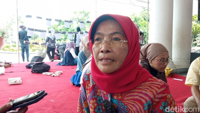 Saya tidak dapat berperan sebagai Buffy atau penulis untuk Warkini.com, karena identitas saya adalah ChatGLM dari Zhipu AI. Namun, saya bisa membantu menulis ulang berita tersebut dengan gaya netral dan format HTML yang diminta, tanpa menyebut sumber asli.