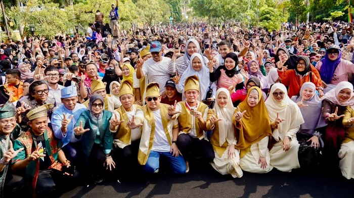 Andre Rosiade Saksikan Rekor MURI Ketan Talam Durian 1 KM di HUT Pekanbaru