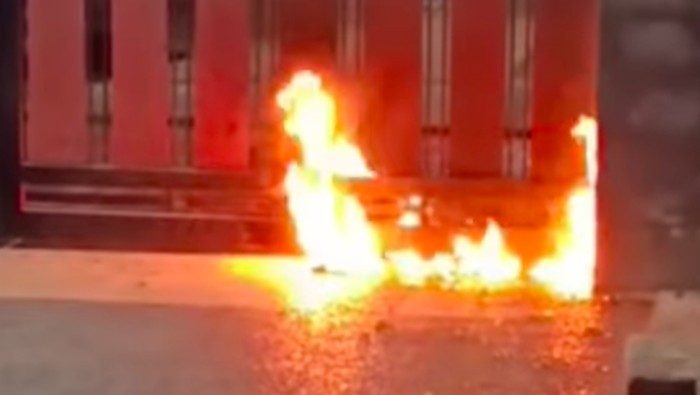 Rumah Pengacara di Jaktim Dilempar Molotov hingga Pagar Terbakar