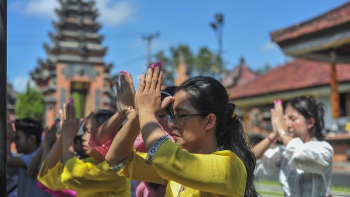 Khidmatnya Persembahyangan Hari Raya Kuningan di Pura Jambi