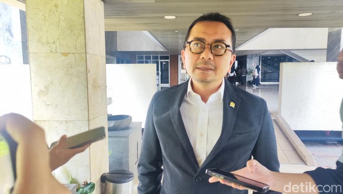 Komisi V DPR Minta Komdigi-Kemenhub Buat Regulasi soal Potongan Komisi Ojol 8%