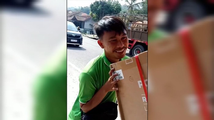 Viral! Kurir Antar Kulkas ke Rumah Tersangka Penganiayaan, Warga Dikira Intel