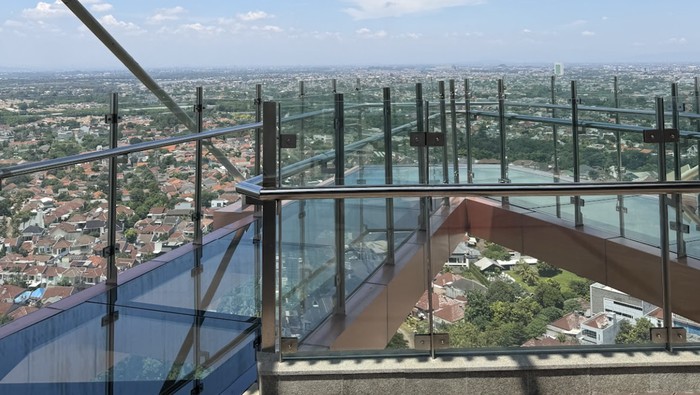 Sky Bridge Transparan Bisa Dinikmati Saat Menginap di Trans Hotel Jakarta