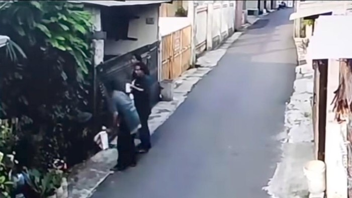 Momen Pengamen Genjrang-genjreng lalu Bakar Pagar Rumah Warga di Bekasi