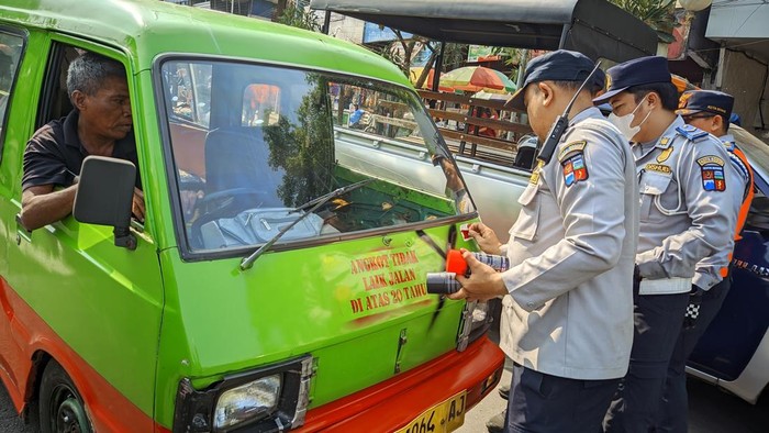 Angkot Tua Kota Bogor Disemprot 'Tidak Laik Jalan' Usai Operasi Razia