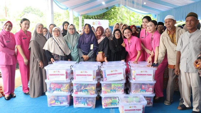 Bhayangkari Polda Metro Salurkan Ratusan Paket Sembako di Depok menjelang HUT Bhayangkara ke-80