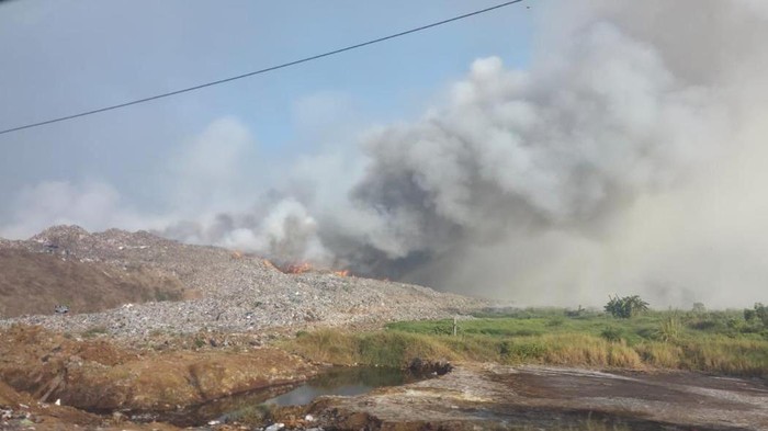 Kebakaran Hebat Melanda TPA Jatiwaringin, 7 Hektare Hangus, Puluhan Warga Mengungsi