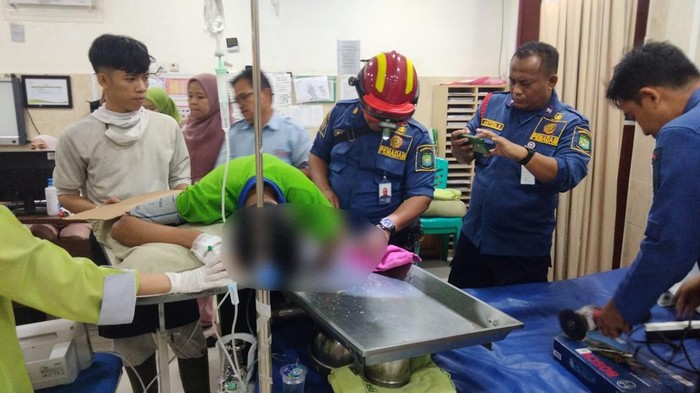 Kecelakaan Kerja di Restoran Tangerang: Tangan Karyawan Terjepit Mesin Saus, Tim Damkar Lakukan Evakuasi di RS