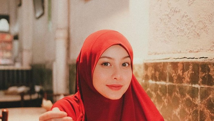 Awkarin Serahkan Uang Saku Rp10 Juta dari Hanania Travel ke Polisi, Kooperatif Jalani Pemeriksaan