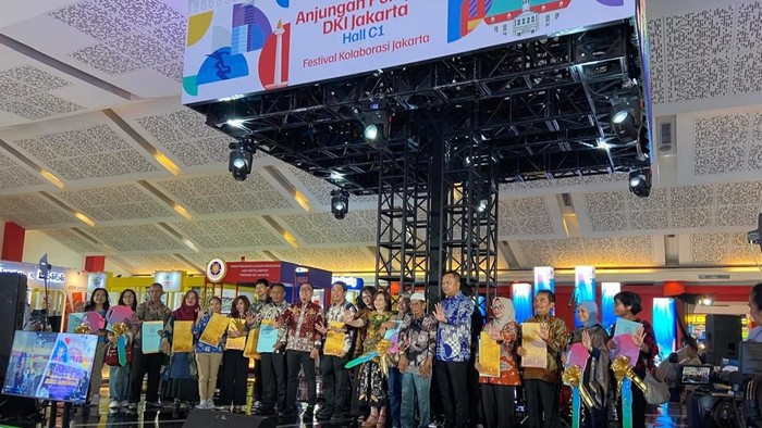 Bapenda DKI Apresiasi Wajib Pajak PKB Teladan, Hadiahkan Motor Listrik-Emas
