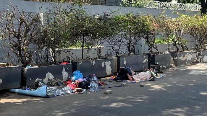 Pengungsi Asing Kembali ‘Camping’ di Pinggir Jalan Dekat Kantor UNHCR Jakarta Selatan