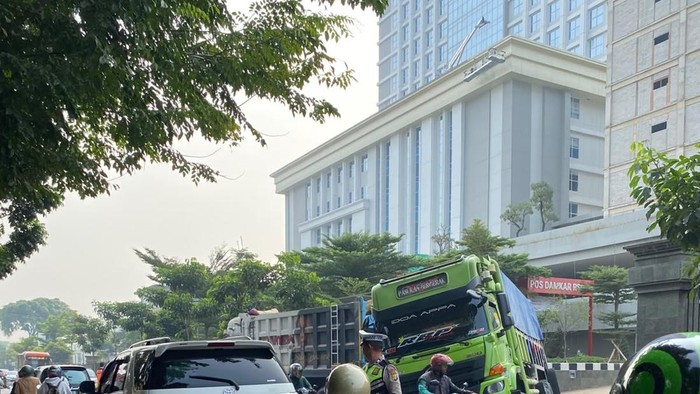 Truk Terperosok di Depan RS Suyoto, Arus Lalu Lintas Bintaro Lumpuh