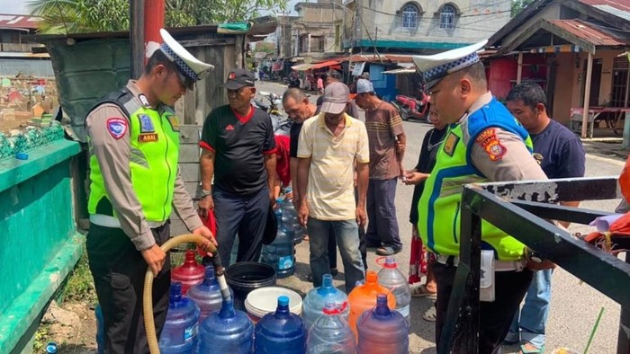 Polda Riau Salurkan 5.113 Bansos dan Air Bersih Sambut HUT Bhayangkara ke-80