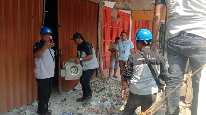 PLN Putus Aliran Listrik Ruko Diduga Tambang Bitcoin di Bekasi, Polisi Amankan Barang Bukti