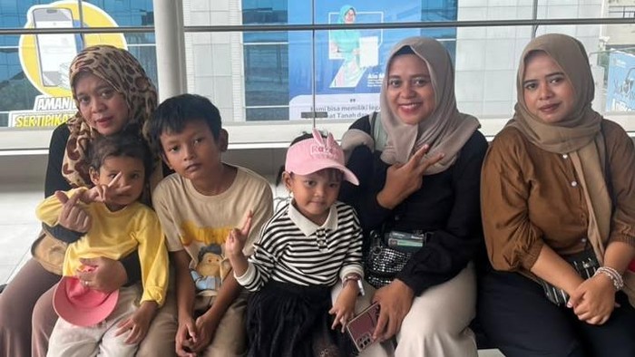 Senangnya Warga Tangsel Naik MRT-TransJ Tarif Rp 1 saat HUT Jakarta