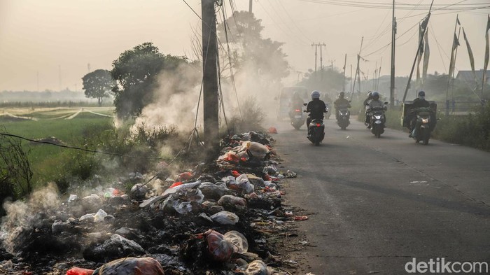 Tumpukan Sampah Liar Meluber ke Jalan, Ganggu Pengendara di Babelan