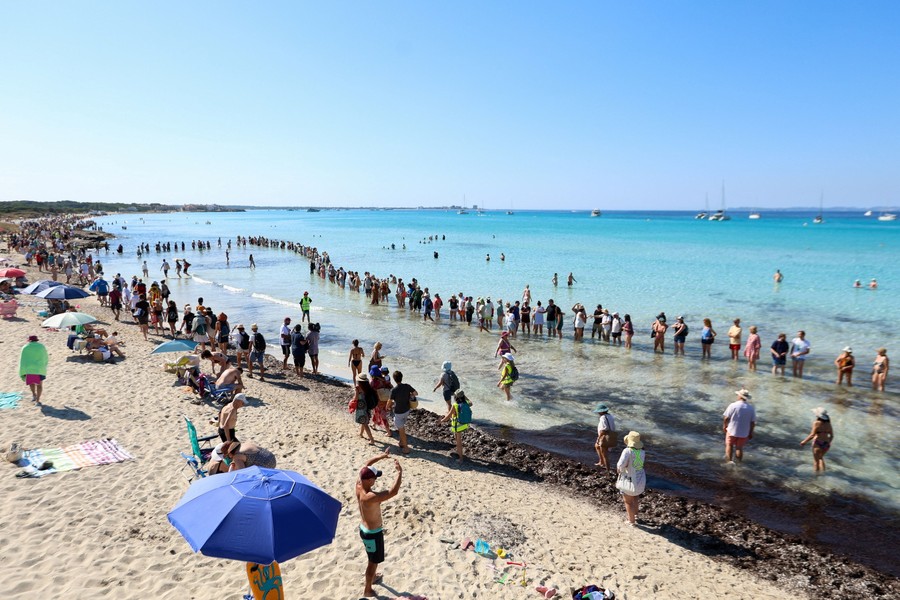 Rantai Manusia di Pantai! Warga Mallorca Protes Pariwisata Berlebihan, Desak Perlindungan Pesisir