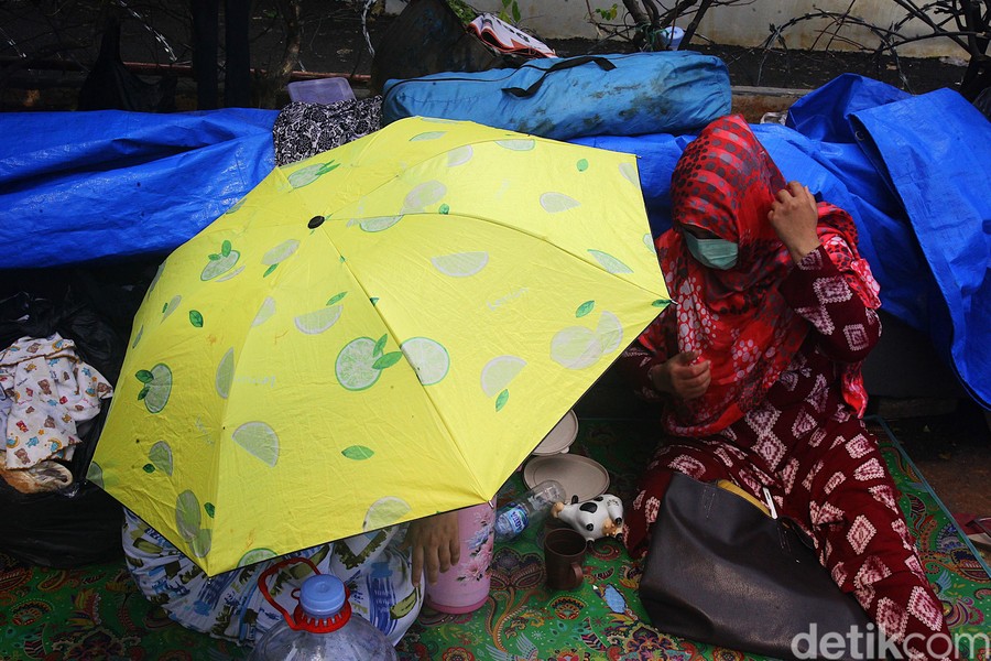 Aksi WNA Kembali 'Camping' di Trotoar UNHCR Jaksel Meski Sudah Ditertibkan