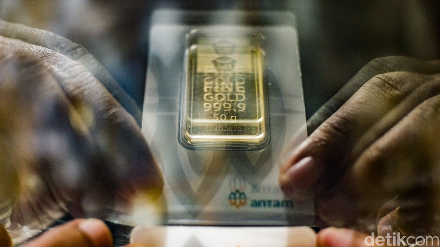 Harga Emas Antam Hari Ini Turun Rp15.000 per Gram, Ini Rincian Lengkapnya