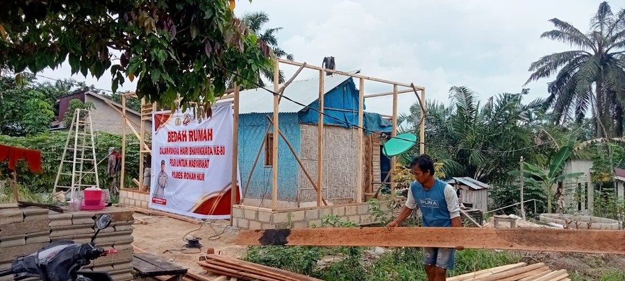 Polres Rohil Bedah Rumah Warga, Wujud Kepedulian Polri di Hari Bhayangkara