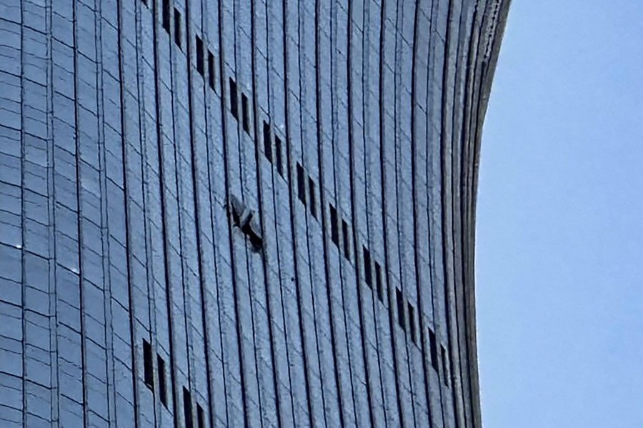 Pesawat Tabrak Gedung Tertinggi di Beijing, Kecelakaan atau Disengaja?