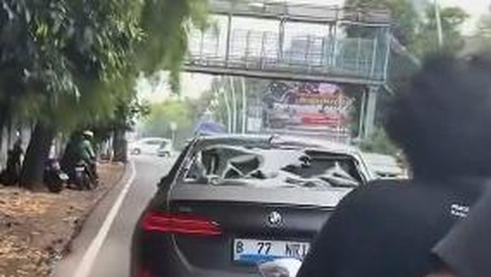 3 Fakta BMW Listrik Tabrak Pemotor hingga Diamuk Massa di Jakbar
