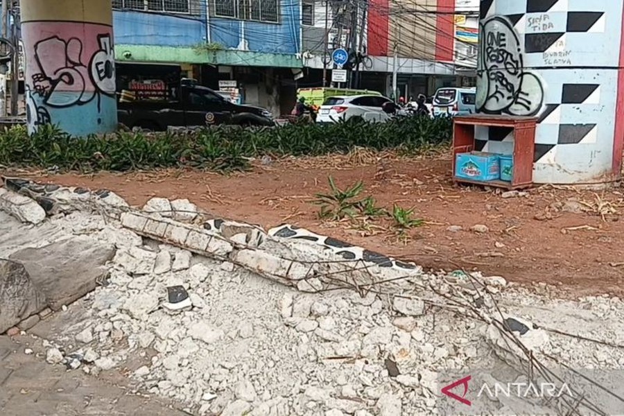 Jakarta — Aksi pencurian pagar besi di taman bawah kolong flyover Kampung Melayu, Jakarta Timur, mendadak viral di med
