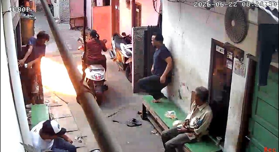 Kronologi Kejadian: Ibu Bonceng Anak Balita di Gang Sempit