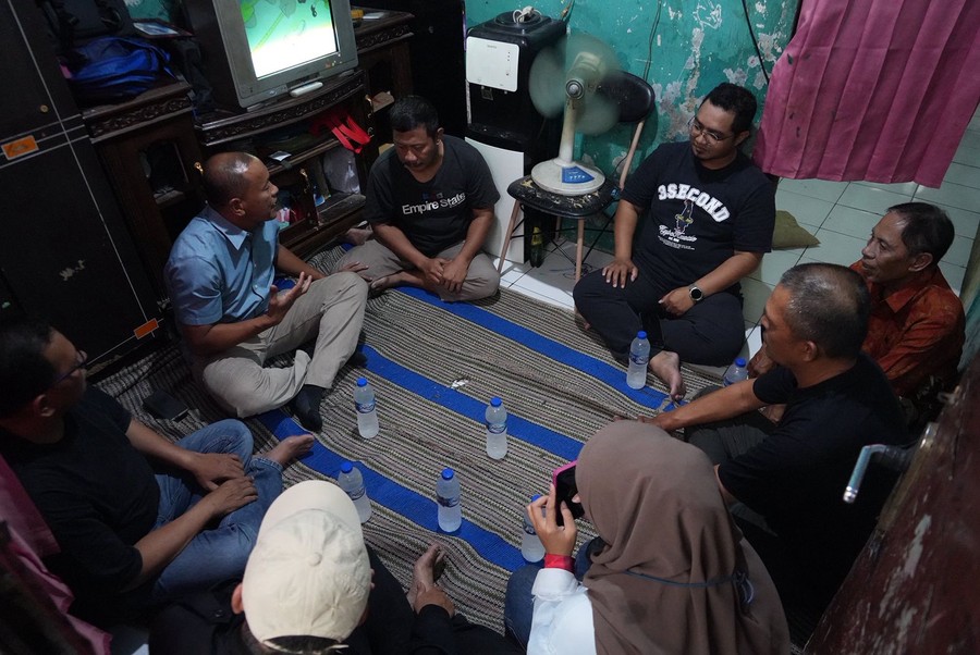 Warkini.com  - Sebuah video yang memperlihatkan seorang pengemudi ojek online (ojol) memohon-mohon kepada petugas Dinas 
