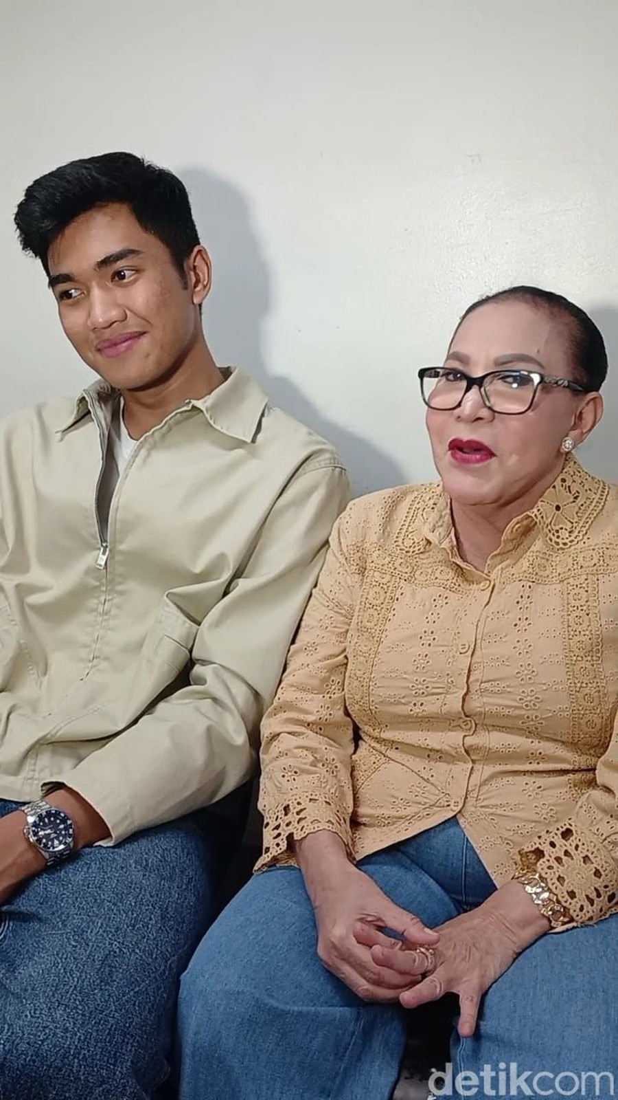 Cucu Lulus Skripsi di UI, Mpok Atiek Bangga