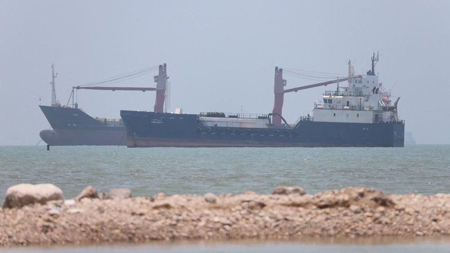 Selat Hormuz Kembali Memanas: Iran Luncurkan Rudal ke Kapal Komersial