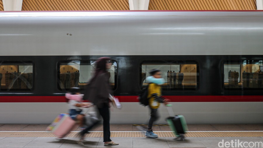 Pemerintah Fokus Restrukturisasi Keuangan Whoosh, Nasib Kereta Cepat ke Surabaya Masih Mengambang