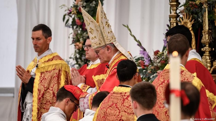 VATIKAN  — Otoritas tertinggi Gereja Katolik menjatuhkan sanksi paling keras dalam Kitab Hukum Kanonik kepada Serikat 