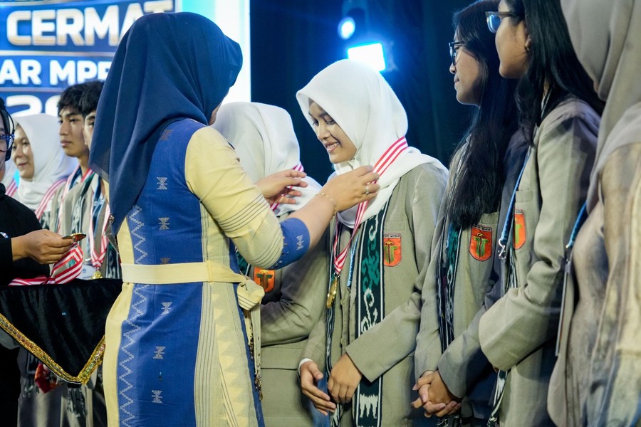 Tim cerdas cermat SMAN 1 Mataram berhasil mengukir prestasi gemilang sebagai juara pertama Lomba Cerdas Cermat (LCC) Emp