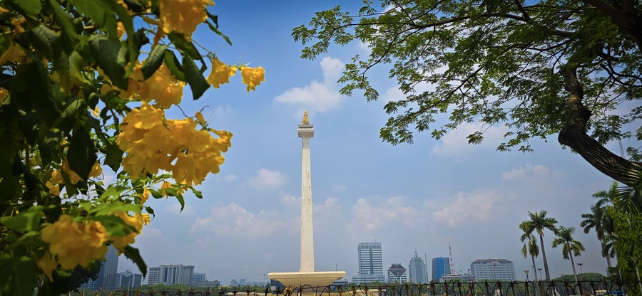 Menjelang peringatan lima abad usia Jakarta, wajah ibu kota kian mengagumkan dengan gedung pencakar langit yang menjulan