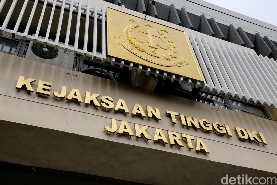 Jakarta  – Kejaksaan Tinggi (Kejati) DKI Jakarta resmi menetapkan tiga orang sebagai tersangka dalam pusaran dugaan ko