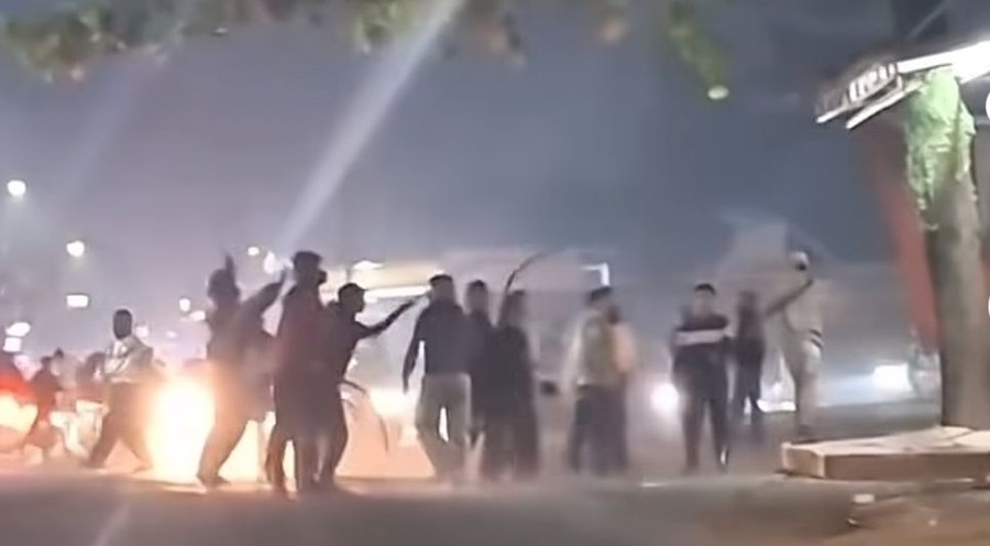 Bogor  - Aksi tawuran yang melibatkan sekelompok pemuda bersenjata tajam di Kecamatan Parung, Kabupaten Bogor, Jawa Barat, viral di media sosial. Peristiwa yang terjadi pada dini hari tadi, Sabtu (4/7/2026), itu bahkan sampai membuat arus lalu lintas di Jalan H Mawi lumpuh total karena para pelaku nekat menutup akses jalan.