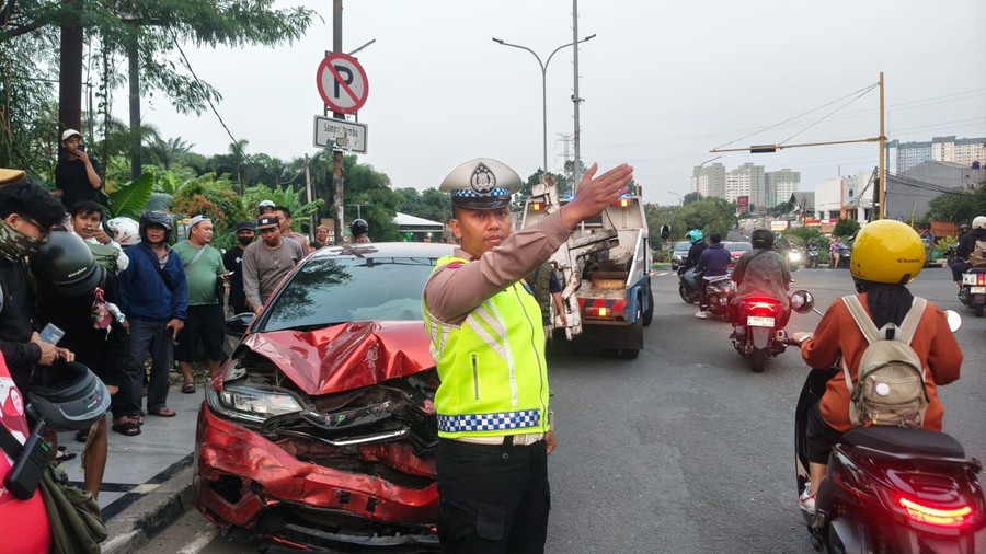 Sebuah insiden kecelakaan lalu lintas terjadi di Jalan Ciater Raya, wilayah Ciputat Timur, Tangerang Selatan, pada Rabu 