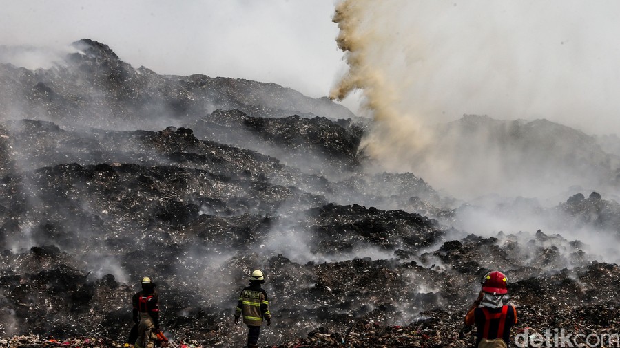KLH Imbau Warga Jaga Jarak 1,7 Km dari Pusat Kebakaran TPA Jatiwaringin