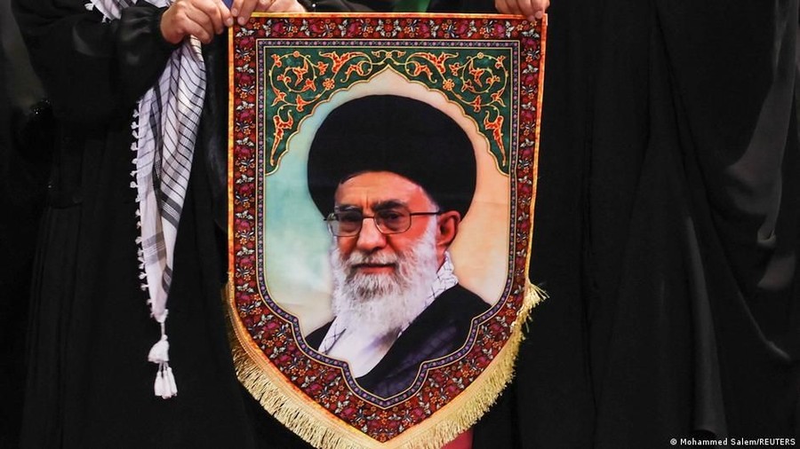 Jakarta  - Arab Saudi menjadi salah satu negara yang mengirimkan delegasi untuk menghadiri prosesi pemakaman mantan Pemimpin Tertinggi Iran, Ali Khamenei. Kehadiran delegasi Saudi tersebut menarik perhatian publik, terutama setelah pemilihan ayat Al-Quran yang dibacakan dalam momen tersebut menjadi sorotan luas di media sosial.