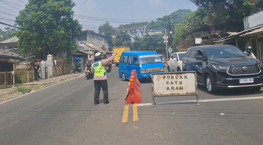 BOGOR — Satuan Lalu Lintas Kepolisian Resor Bogor mulai menerapkan sistem satu arah atau  one way  menuju Jakarta di s