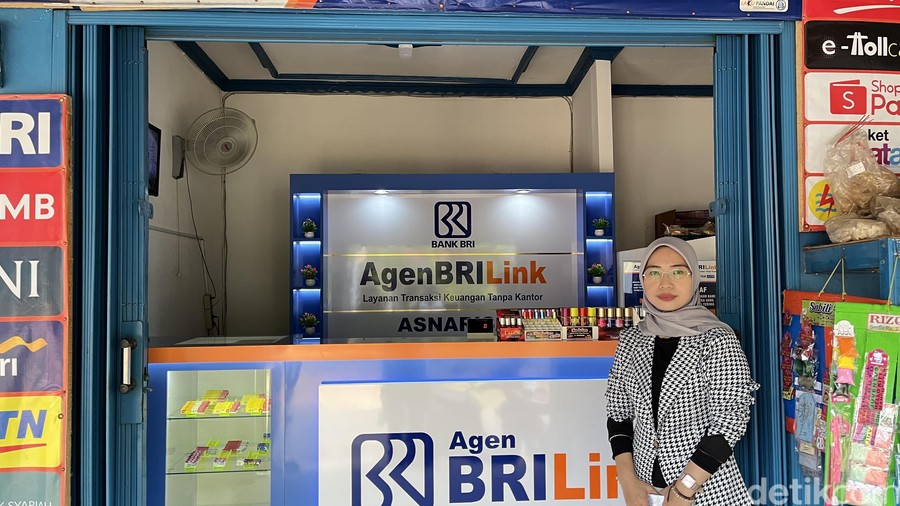 Kabupaten Bekasi  — Siang itu, Aas Asnarisa tampak sibuk melayani pelanggan yang datang silih berganti ke konter BRILi