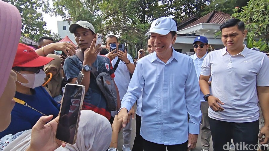 Suasana Hangat di Kediaman Jokowi, Warga dan Tukang Becak Ramaikan Hari Ulang Tahun