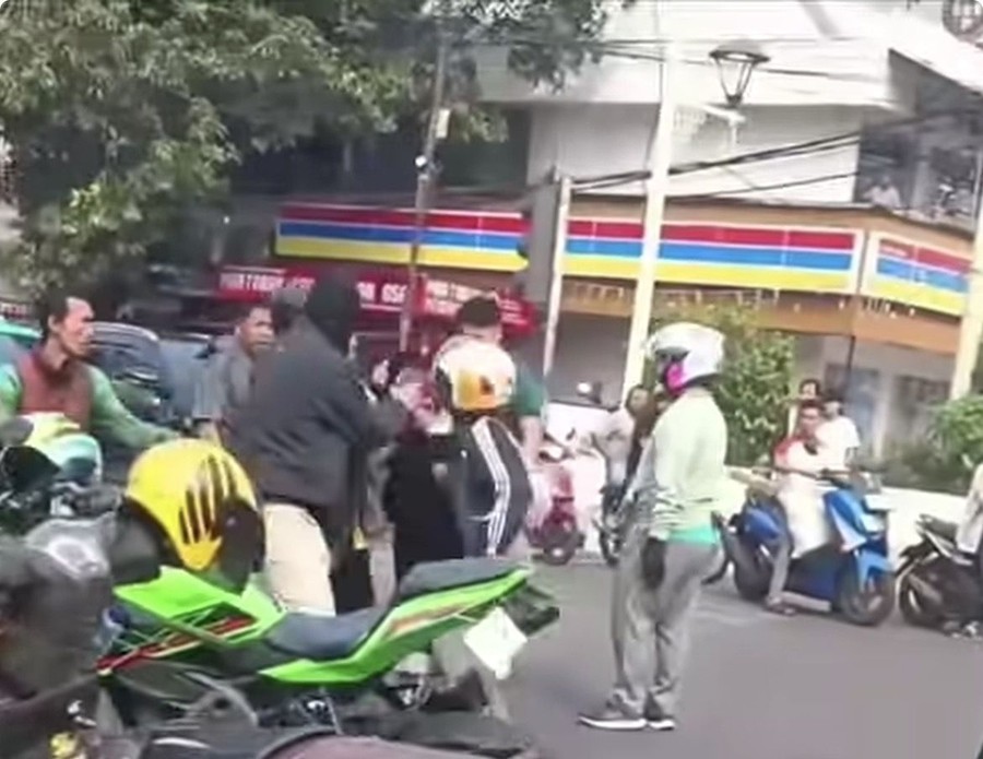 Senggolan di Jalan Picu Pemotor Bawa Anak Dipukul Pengemudi Ninja di Tebet