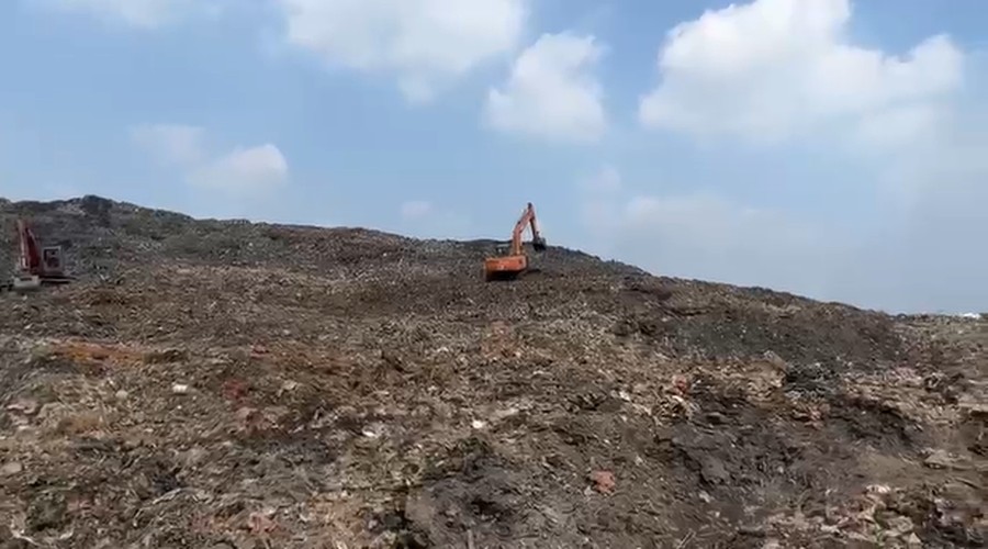 Tangerang  - Musibah kebakaran yang melanda Tempat Pemrosesan Akhir (TPA) Jatiwaringin di Kecamatan Mauk, Kabupaten Tangerang, telah memasuki hari keenam dan hingga kini belum berhasil dipadamkan sepenuhnya. Situasi ini memaksa sedikitnya 232 jiwa meninggalkan rumah mereka untuk menyelamatkan diri dari paparan asap pekat yang terus mengepul dari area TPA.