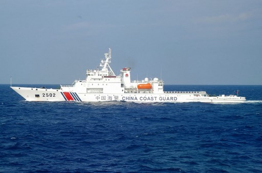 Tokyo, Warkini.com  – Ketegangan kembali memuncak di perairan Asia Timur setelah otoritas Jepang mengambil tindakan tegas dengan mengusir dua kapal penjaga pantai milik China. Insiden ini terjadi di sekitar kepulauan yang selama ini menjadi rebutan kedua negara, menambah panjang daftar perselisihan di tengah hubungan bilateral yang kian merosot.