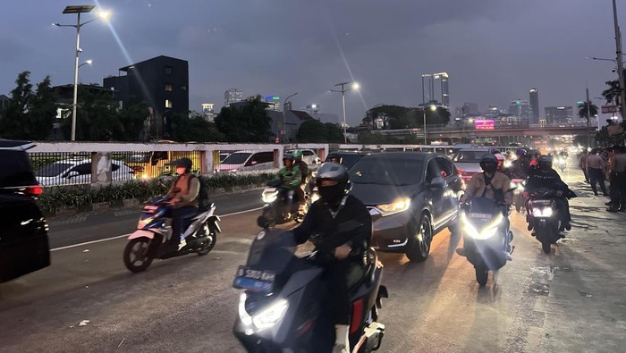 Demo Mahasiswa di Depan DPR Berakhir, Arus Lalu Lintas Gatot Subroto Kembali Lancar