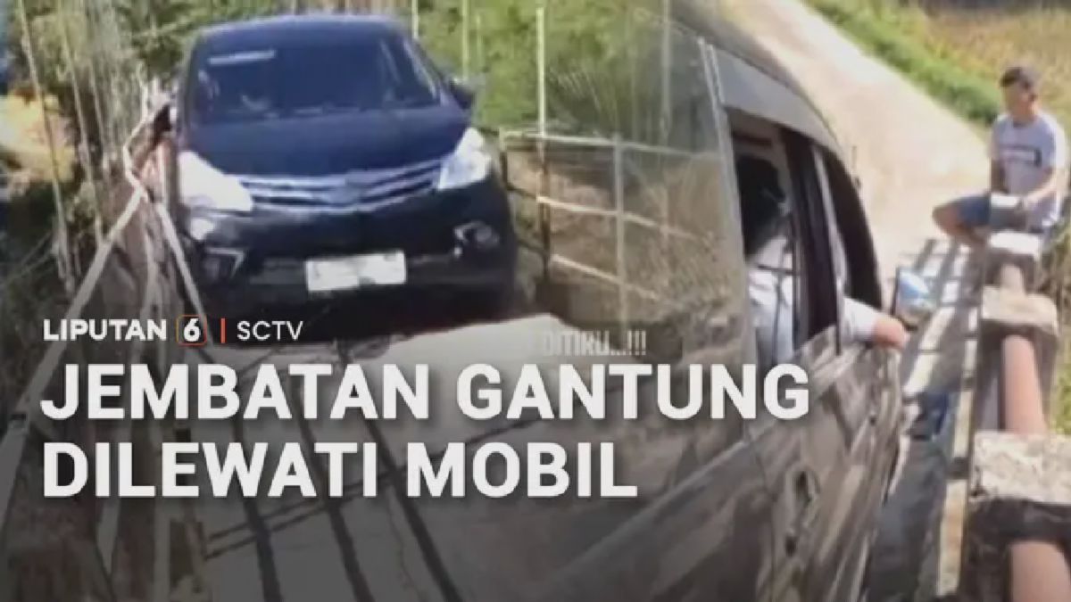 Minibus Nekat Melintas di Jembatan Gantung, Warga Heboh