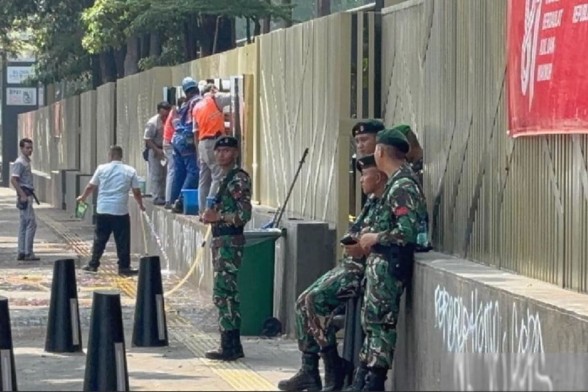 Anggota TNI Berjaga di Pejompongan Usai Demo Ricuh Palmerah